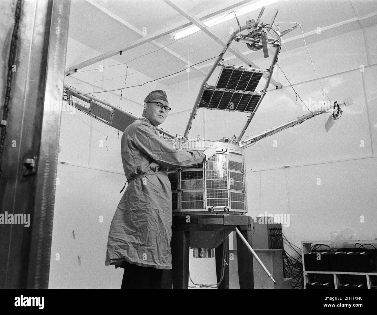 Vollmaßstab-Modell des britischen UK-3 Satelliten, Freitag, 5.. August 1966. Der UK-3, United Kingdom Research Satellite 3, wurde vor seinem Start in Kalifornien (05/05/1967) in Ariel 3 umbenannt, um der erste vollständig britische Satellit zu werden, der ins All geschickt wurde. Die Aufgabe, den ersten britischen Erdsatelliten zu bauen, wurde der British Aircraft Corporation übertragen und von einer Chance Vought Scout Rakete in den USA gestartet. Stockfoto