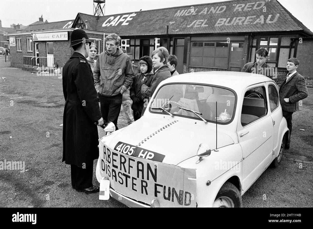 Coventry Aberfan Fund Raising Event, Autowanderung nach Stratford, London, 31.. Oktober 1966. Die Aberfan-Katastrophe war ein katastrophaler Zusammenbruch einer kollidierenden Beute-Spitze, die am Freitag, 21. Oktober 1966, im walisischen Dorf Aberfan stattfand und 116 Kinder und 28 Erwachsene tötete. Stockfoto