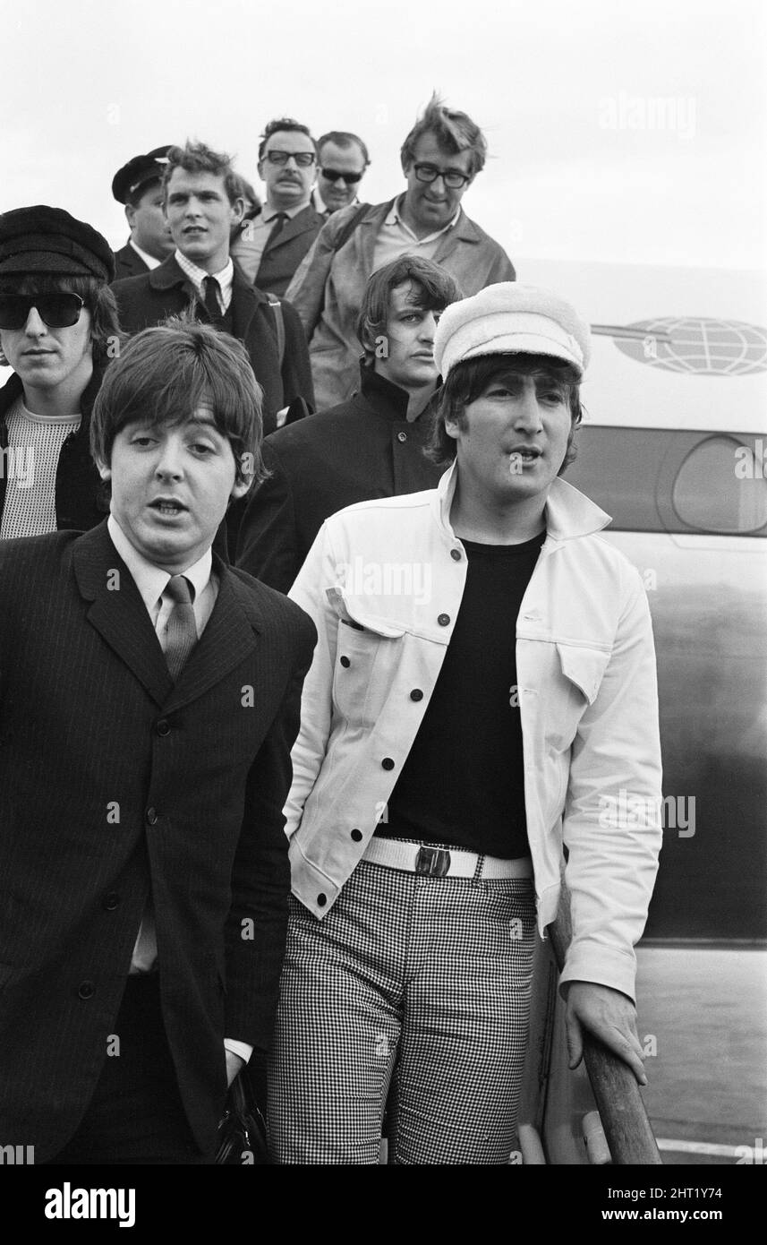 Die Beatles kehren am Sonntag, den 4.. Juli 1965, von Spanien, vom Flughafen London Heathrow nach England zurück. Mal Evans liegt direkt hinter Ringo Starr rechts auf der Treppe. (Mal war der Beatles-Fahrer - hier abgebildet hoch mit Brille, lässigem Hemd, Wind weht durch seine Haare, schaut nach unten, halb lächelnd, Umhängetasche der Jacke. Der Beatles Road Manager Neil Aspinall. Neil ist selbst links auf den Stufen positioniert, schaut nach außen, hinter George Harrison) Aufnahme vom 4.. Juli 1965 Stockfoto