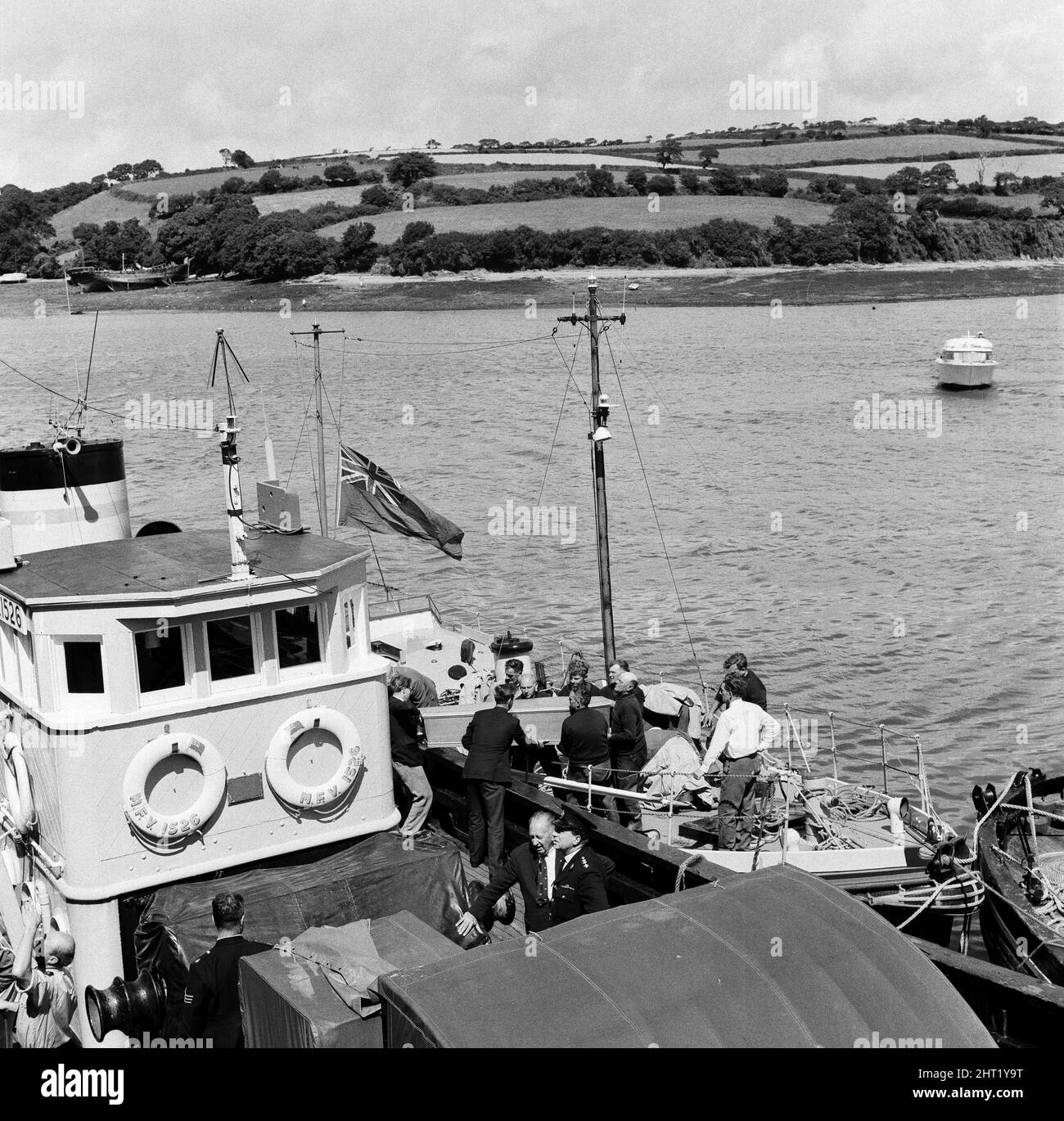 Ein Sarg mit einem der Leichen des vermissten Vergnügungsbootes Darlwyne, der von Rettungsbooten an den Falmouth Docks an Land gebracht wurde. Das Falmouth-Rettungsboot hat seine Flagge am halben Mast. Die Darlwyne sank am 31.. Juli 1966, was zum Verlust von 31 Menschenleben führte und das Wrack des Bootes nie gefunden wurde. Die Leichen von nur 12 der 31 Personen an Bord wurden jemals geborgen. 4.. August 1966. Stockfoto
