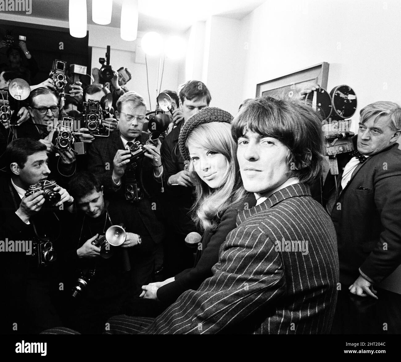 Pressekonferenz am folgenden Tag, nachdem George Harrison Pattie Boyd in einer kleinen Zeremonie am 21.. Januar 1966 im Standesamt Epsom verwoben hatte. Nach der Pressekonferenz flogen George & Patti für ihre Flitterwochen nach Barbados. Stockfoto