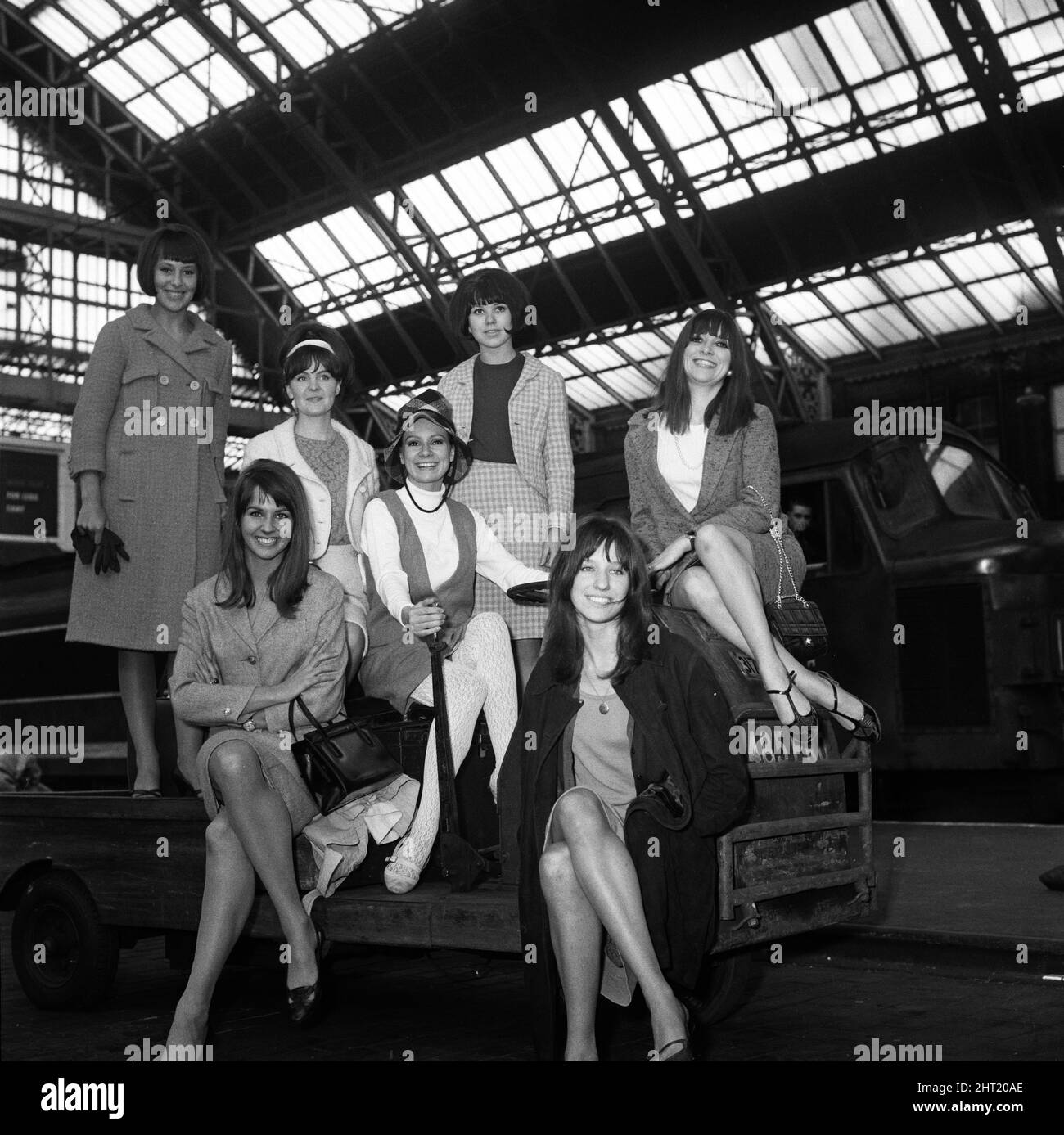 Abgebildet ist die Rolle der Besetzung, darunter auch von Frau Annis, Pauline Collins und Jean Muir, der neuen Show „Passion Flower Hotel“, die am Freitag in Manchester ihre Weltpremiere feiern wird. 26.. Juli 1965. Stockfoto