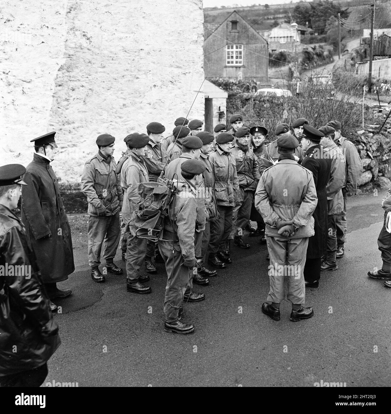 Die Jagd nach dem entflohenen Sträfling Frank Mitchell. Die Polizei des Royal Marine Commando zieht aus Peter Tavy in der Nähe von Tavistock, um Dartmoor nach dem entflohenen Häftling Frank Mitchell zu durchsuchen, der mit Hilfe eines RAF-Hubschraubers unterstützt wird. 13.. Dezember 1966. Stockfoto