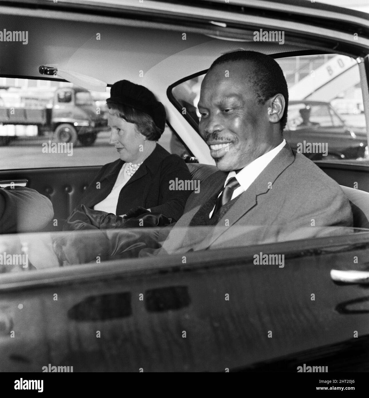 Der Premierminister von Bechuanaland, Seretse Khama, und seine Frau Ruth Williams Khama kommen aus Südafrika am Flughafen London an. 20.. Oktober 1965. Stockfoto
