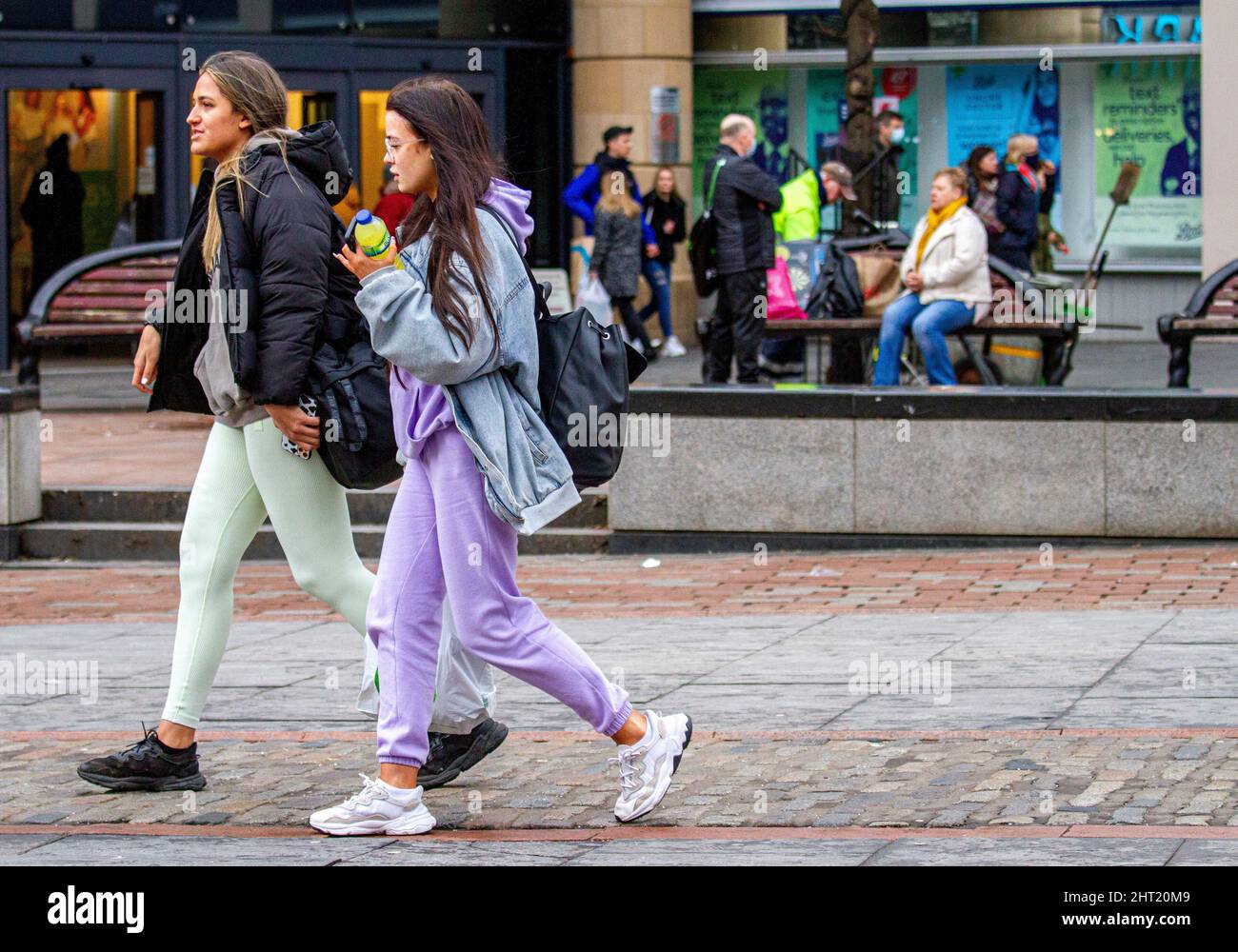 Dundee, Tayside, Schottland, Großbritannien. 26.. Februar 2022. Britisches Wetter: Temperaturen von bis zu 7 Grad Celsius in Kombination mit einer dichten Wolkendecke sorgten für einen kalten und windigen Tag in Nordostschottland. Nach monatelangen Covid-Lockdown-Regeln wurde das Omicron entspannt; außen sind keine Gesichtsbezüge mehr erforderlich, innen sind jedoch Gesichtsmasken erforderlich. Die Bewohner von Dundee sind draußen und haben Spaß beim Geselligen und Einkaufen im Stadtzentrum. Kredit: Dundee Photographics/Alamy Live Nachrichten Stockfoto