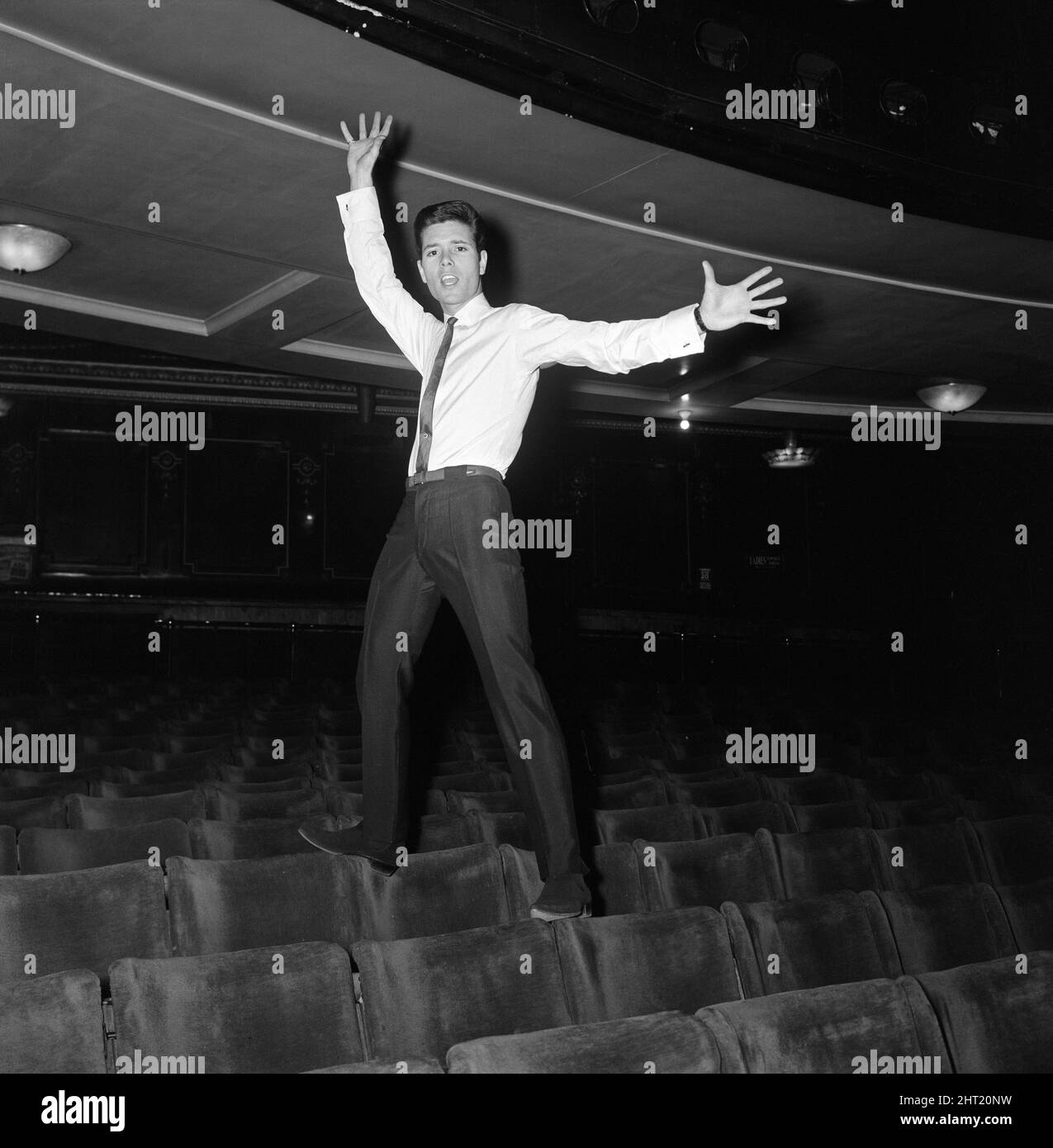 Cliff Richard im Londoner Palladium, wo er die letzte Woche im Pantomime Aladdin auftaucht. 5.. April 1965. Stockfoto