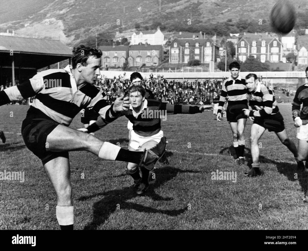 Billy Hullin, Rugby Union-Spieler in Cardiff, räumt auf, bevor John Davies von Aberavon in, Aberavon gegen Cardiff, Spielaktion, 24.. September 1966, schließen kann. Stockfoto