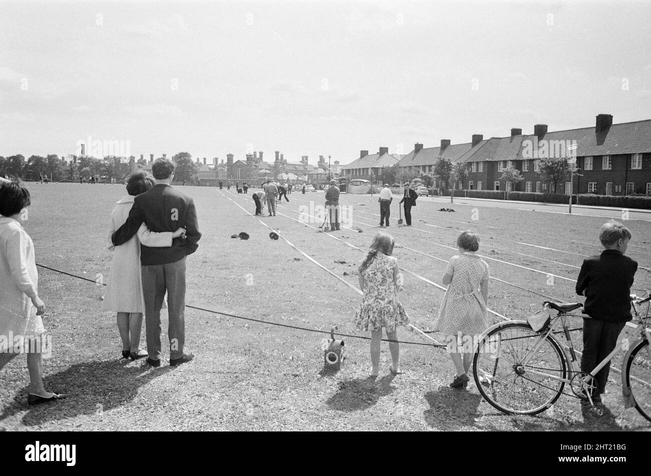 Shepherd's Bush Morde, August 1966. Am Freitag, den 12.. August 1966, wurden in London drei Polizisten ermordet. Die in East Acton patrouillierenden Beamten hielten an, um drei Insassen eines Wagens in der Nähe des Gefängnisses Wormwood Scrubs zu befragen. Harry Roberts schoss auf den provisorischen Detektiven Constable David Wombwell und den Detektiven Sergeant Christopher Head, während John Duddy, ein anderer Bewohner des Fahrzeugs, den Polizeibeamten Geoffrey Fox erschieß. Offiziere, Kopf und Wombwell waren beide Mitglieder der CID, die auf Shepherd's Bush Polizeistation basierte, ihr Fahrer, Officer Fox, fungierte häufig als Q-Auto (Undercover) d Stockfoto