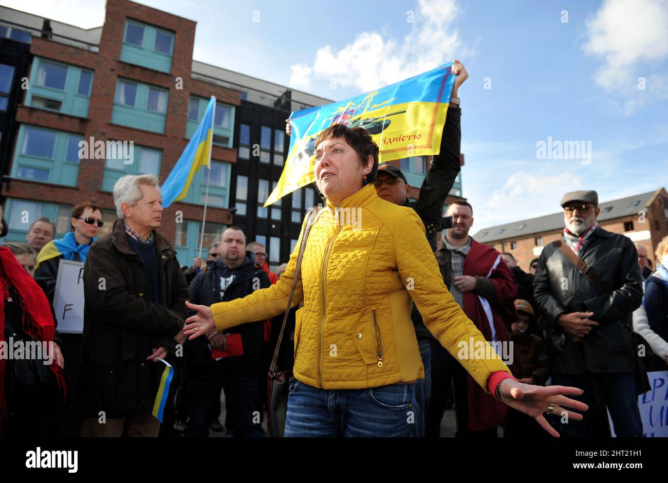 Svitlana Rood, ursprünglich aus der Region Donezk in der Ukraine, und ihr Mann Stewart Rood sprechen die Menge an. Auf der ganzen Welt der Schock des Krieges in Ukr Stockfoto