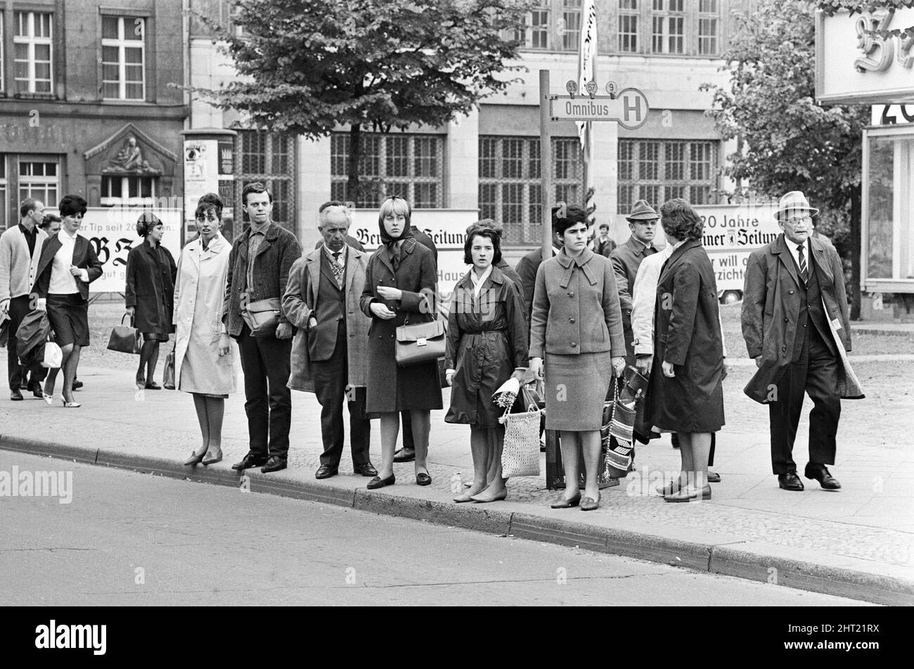 Szenen in Ost-Berlin, vier Jahre nach Beginn der Arbeiten am Bau der Berliner Mauer, die Ost und West trennt. In der Berliner Innenstadt warten Einheimische auf den Bus. 26. Mai 1965. Stockfoto