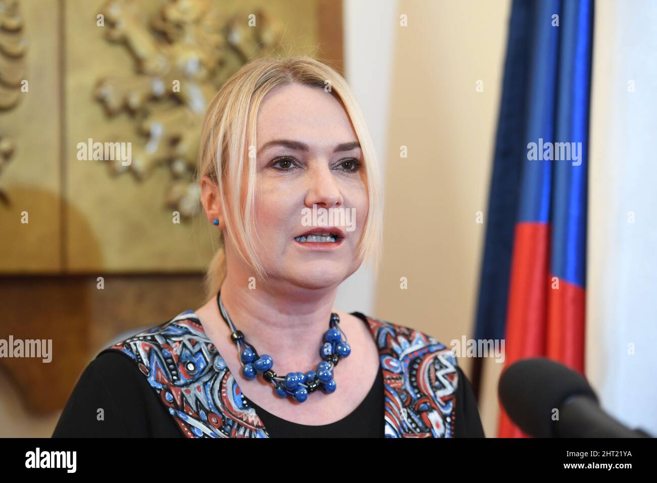 Prag, Tschechische Republik. 26.. Februar 2022. Die tschechische Verteidigungsministerin Jana Cernochova spricht während der Pressekonferenz in Prag, Tschechische Republik, am 26. Februar 2022. Die tschechische Regierung genehmigte eine weitere Munitionsversorgung mit 30.000 Pistolen, 7.000 Sturmgewehren, 3.000 Maschinengewehren, mehreren Dutzenden von Scharfschützengewehren und etwa einer Million Patronen. Kredit: Katerina Sulova/CTK Foto/Alamy Live Nachrichten Stockfoto