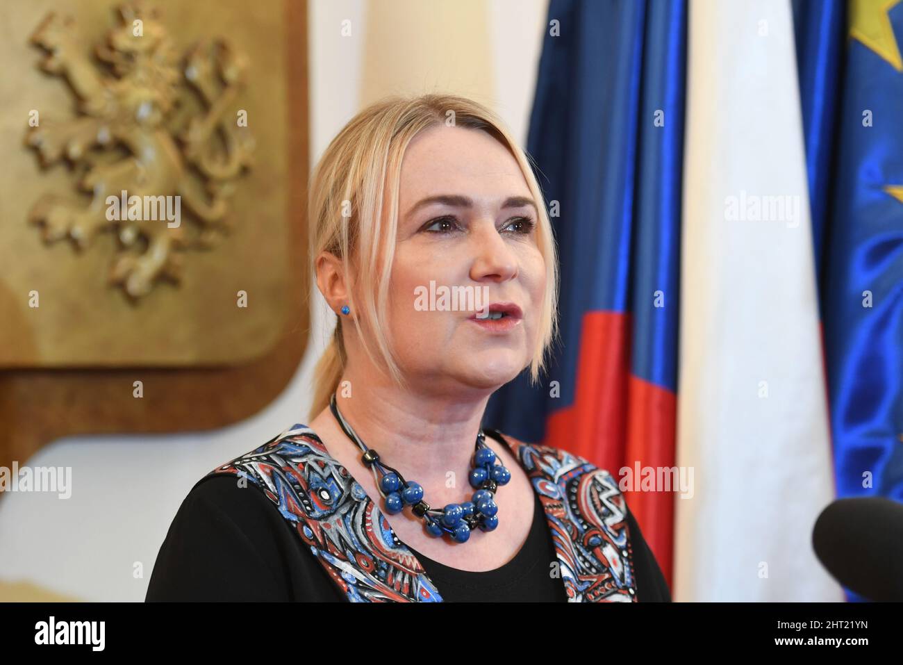 Prag, Tschechische Republik. 26.. Februar 2022. Die tschechische Verteidigungsministerin Jana Cernochova spricht während der Pressekonferenz in Prag, Tschechische Republik, am 26. Februar 2022. Die tschechische Regierung genehmigte eine weitere Munitionsversorgung mit 30.000 Pistolen, 7.000 Sturmgewehren, 3.000 Maschinengewehren, mehreren Dutzenden von Scharfschützengewehren und etwa einer Million Patronen. Kredit: Katerina Sulova/CTK Foto/Alamy Live Nachrichten Stockfoto