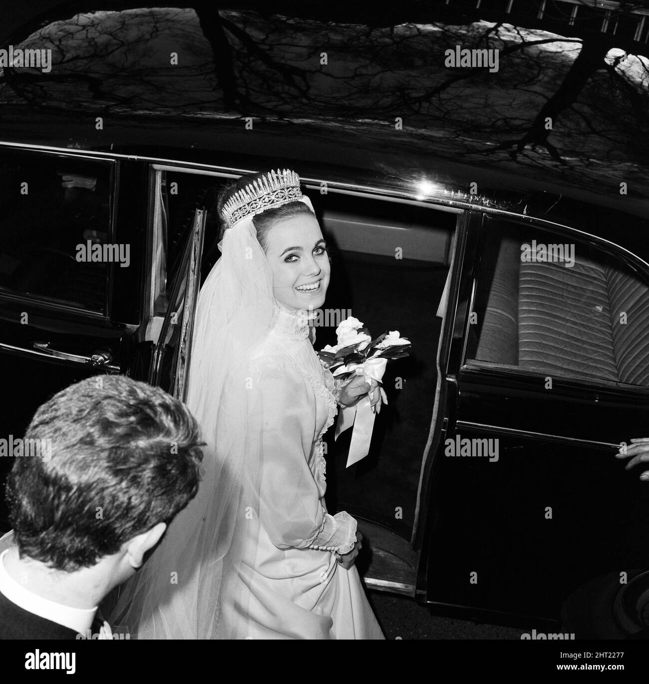 Lady Sarah Curzon, 21, heiratet Piers Courage, den Sohn von Richard Courage, Chariman der Brauerei. Sie ist die jüngste Tochter des verstorbenen Earl Howe und Sybil, Gräfin Howe, von Penn. Holy Trinity, Brompton, London. 29.. März 1966. Stockfoto