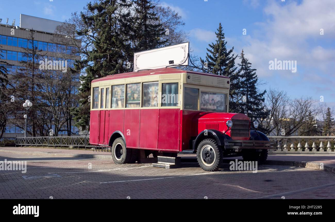 Alter roter Retro-Bus in Europa. Rostige Oberfläche aus rohem Metall. Antiker alter sowjetischer Autobus. Seitenansicht. Stockfoto Alter roter Retro-Bus in Europa. Rostige Oberfläche aus rohem Metall. Antiker alter sowjetischer Autobus. Seitenansicht. Stockfoto