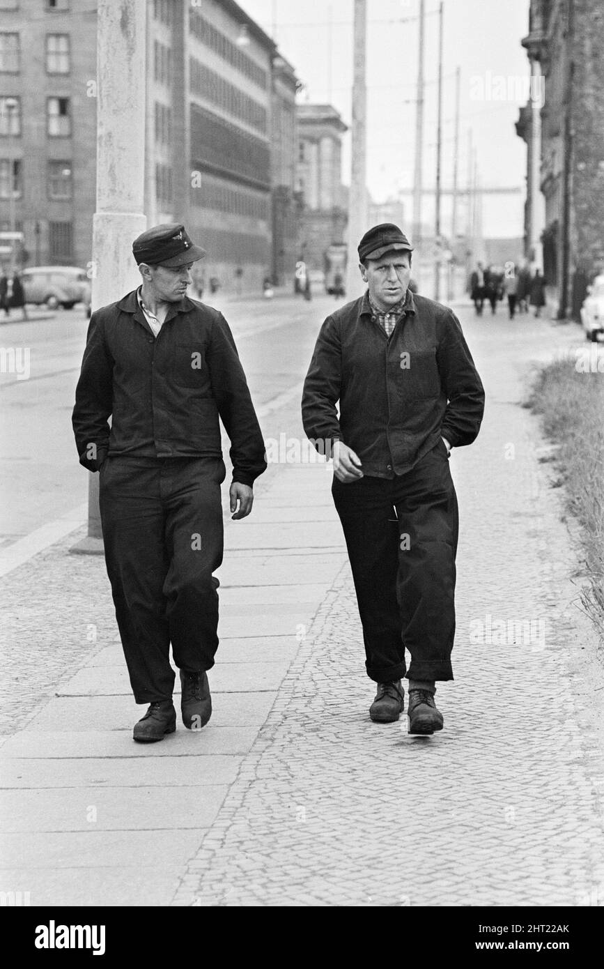 Szenen in Ost-Berlin, vier Jahre nach Beginn der Arbeiten am Bau der Berliner Mauer, die Ost und West trennt. Transportarbeiter, die nach dem Ende ihrer Schicht abreisen. 26. Mai 1965. Stockfoto