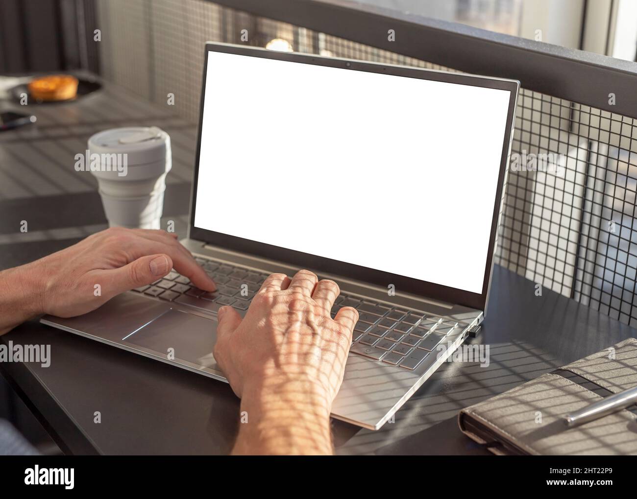 Laptop-Modell mit leerem Bildschirm. Frau Hände Nahaufnahme Tippen auf der Tastatur. Computer für Arbeit, Fernbildung, Informationssuche, soziale Kommunikation. Hochwertige Fotos Stockfoto