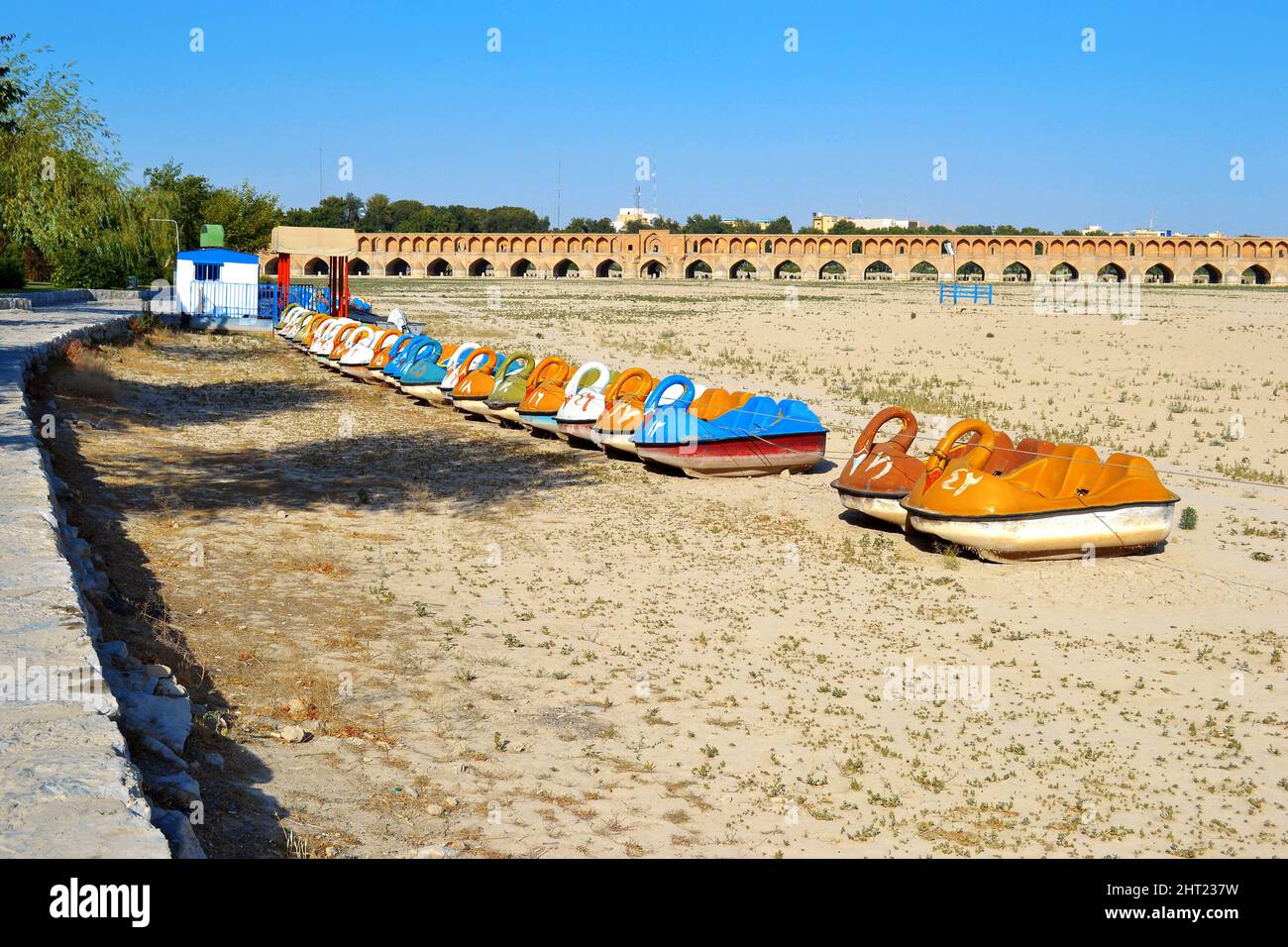 SioSe Pol Brücke über den Fluss Zayandeh in Isfahan Stadt im Iran, der Name der Brücke ist durch 33 Bögen auf der Brücke. Ein trockenes Flussbett mit Stockfoto