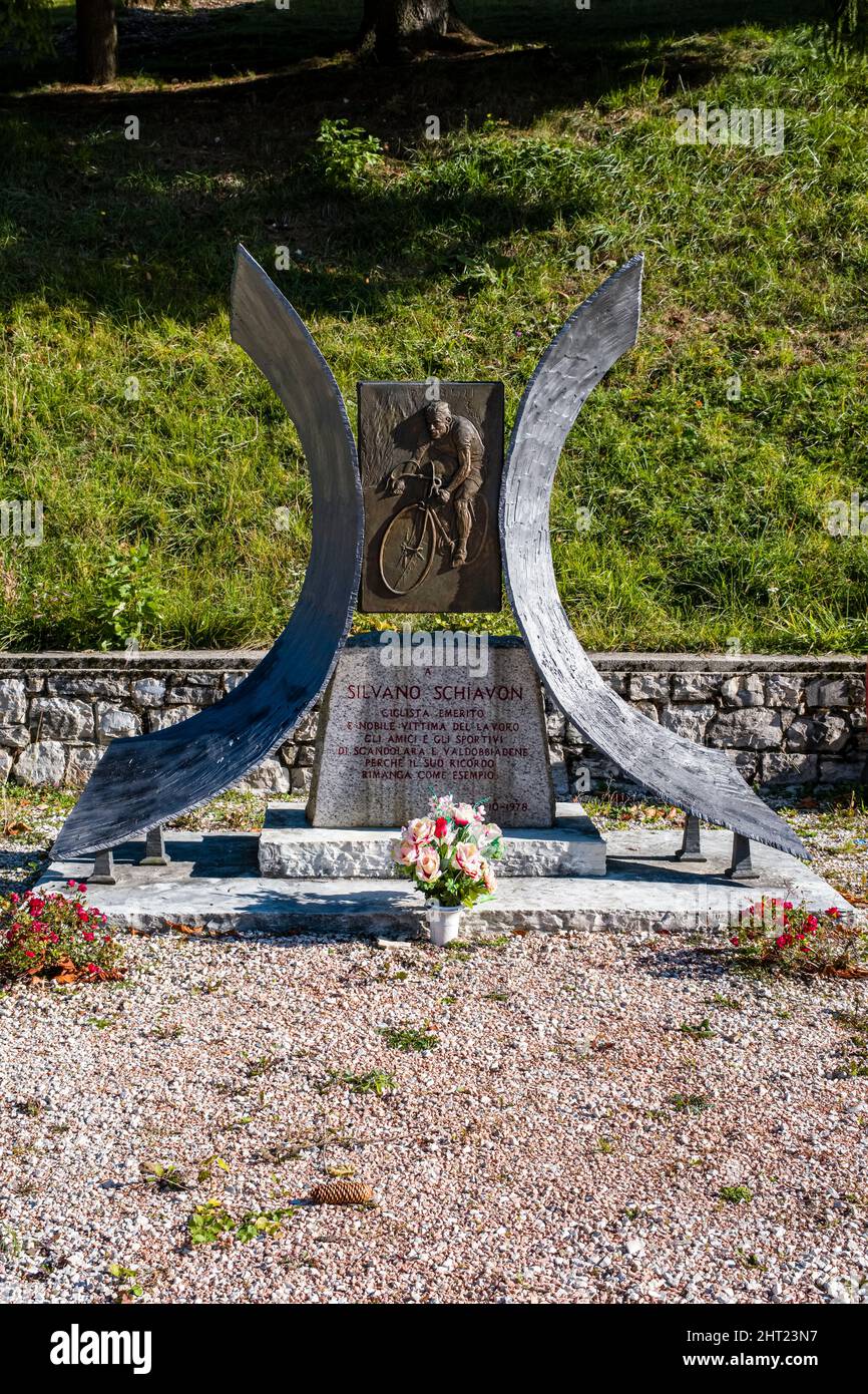 Das Denkmal für den Radfahrer Silvano Schiavon in Pianezza di Valdobbiadene am Fuße des Monte Cesen. Stockfoto