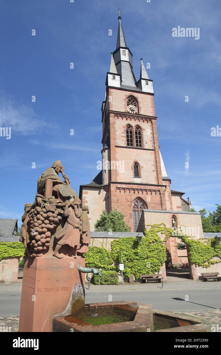 Gotische Kirche St. Valentinus und Dionysius, Marktbrunnen, Kiedrich, Rheingau, Hessen, Deutschland Stockfoto