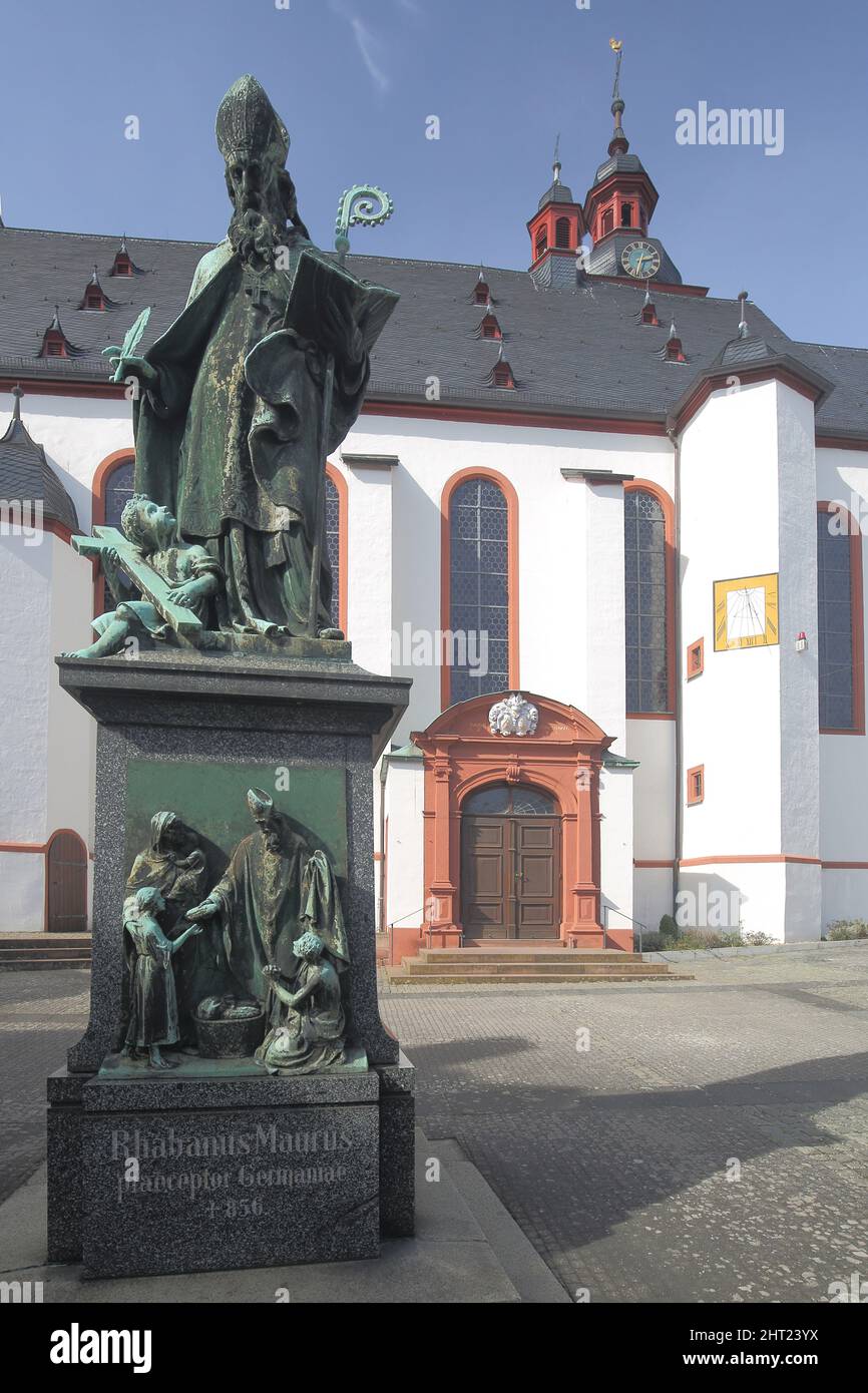 Denkmal für Rabanus Maurus, Rhabanus, 780-856, vor der St. Walburga Kirche, Oestrich-Winkel im Rheingau, Hessen, Deutschland Stockfoto
