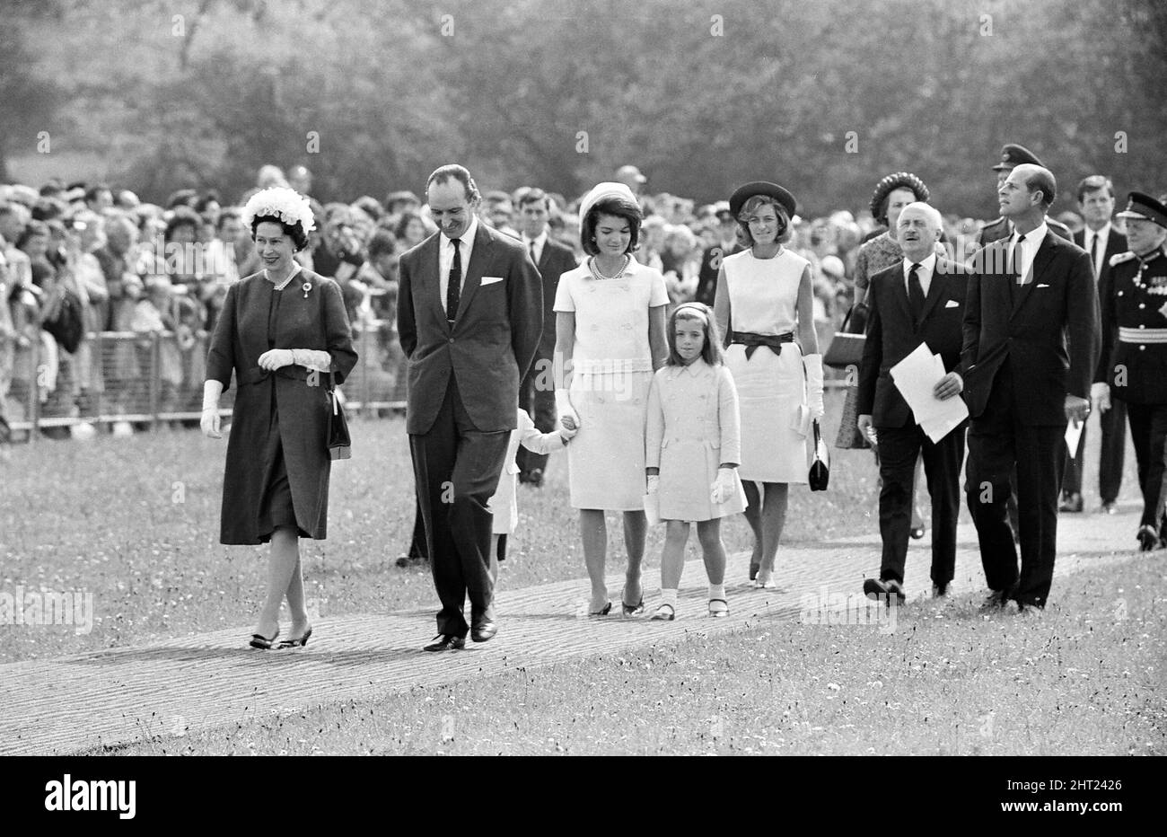 Die Gedenkstätte für Präsident John F. Kennedy wird im Mai 1965 in Runnymede-B... Enthüllt. Die Gedenkstätte steht auf dem Boden, der früher der Krone gehörte und jetzt im Besitz der Vereinigten Staaten von Amerika ist. Enthüllt von Königin Elizabeth II. Am 14. Mai 1965 in Anwesenheit von Frau und Kindern von Präsident Kennedy. Im Bild: Queen Elizabeth II Jackie Kennedy Caroline Kennedy Prinz Philip Stockfoto