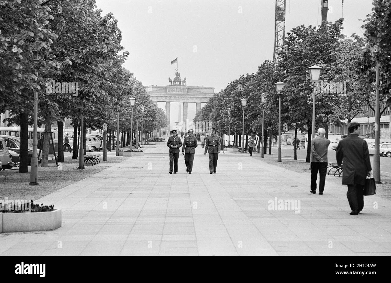 Szenen in Ost-Berlin, vier Jahre nach Beginn der Arbeiten am Bau der Berliner Mauer, die Ost und West trennt. Blick auf das Brandenburger Tor an der Grenze zwischen den Stadtteilen. 26. Mai 1965. Stockfoto