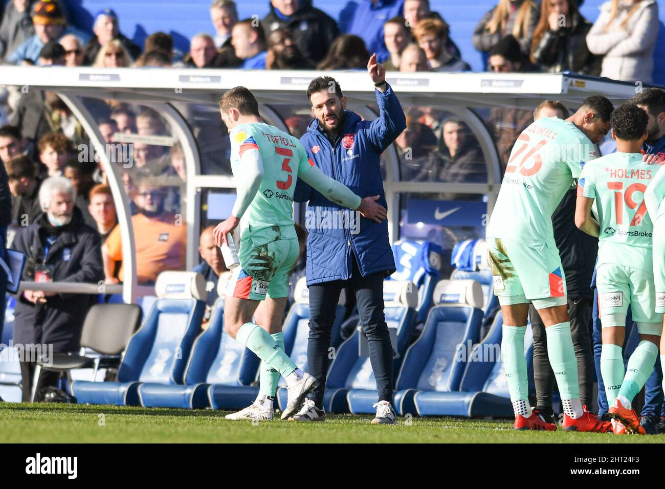 Birmingham, Großbritannien. 26.. Februar 2022. Carlos Corberan Manager von Huddersfield Town spricht zu seinem Team während einer Spielpause in Birmingham, Großbritannien am 2/26/2022. (Foto von Simon Whitehead/News Images/Sipa USA) Quelle: SIPA USA/Alamy Live News Stockfoto