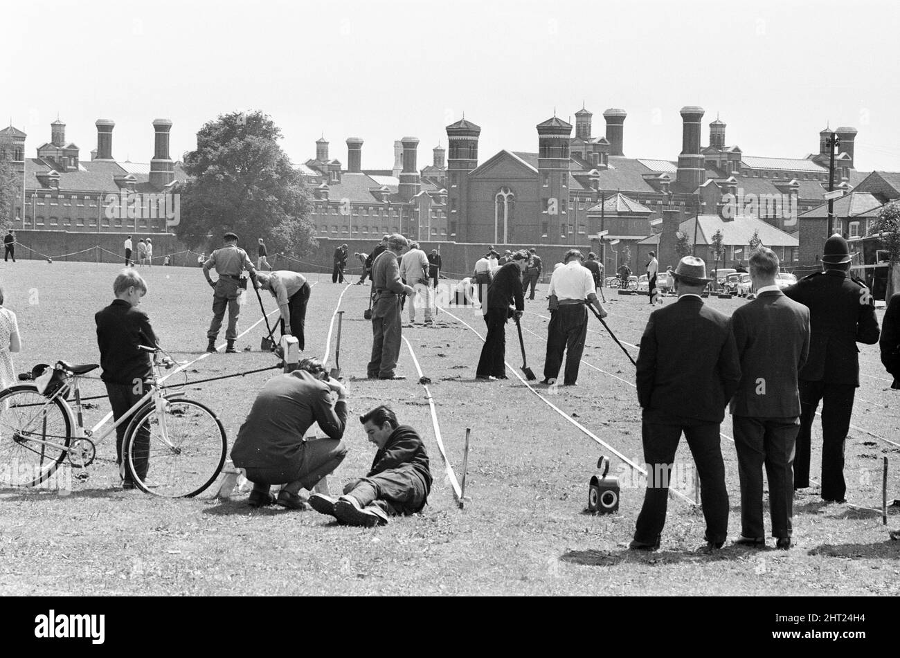 Shepherd's Bush Morde, August 1966. Am Freitag, den 12.. August 1966, wurden in London drei Polizisten ermordet. Die in East Acton patrouillierenden Beamten hielten an, um drei Insassen eines Wagens in der Nähe des Gefängnisses Wormwood Scrubs zu befragen. Harry Roberts schoss auf den provisorischen Detektiven Constable David Wombwell und den Detektiven Sergeant Christopher Head, während John Duddy, ein anderer Bewohner des Fahrzeugs, den Polizeibeamten Geoffrey Fox erschieß. Offiziere, Kopf und Wombwell waren beide Mitglieder der CID, die auf Shepherd's Bush Polizeistation basierte, ihr Fahrer, Officer Fox, fungierte häufig als Q-Auto (Undercover) d Stockfoto