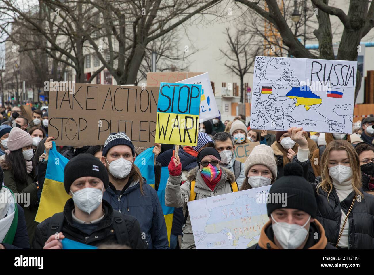 Berlin, Deutschland. 26.. Februar 2022. Proteste gegen den russischen Einmarsch in die Ukraine. Demonstranten versammelten sich am Samstag vor der russischen Botschaft in Berlin. Viele Demonstranten, die Schilder mit der Aufschrift Putin ist ein Terrorist, ein Mörder halten, beenden den Krieg, schließen den Himmel, Flugverbotszone, Waffen für die Ukraine und Verbot Russland aus Swift. Außerdem verglich mehrere Demonstranten Putin mit Hitler, nannten ihn Putler oder ließen ihn ein Hakenkreuz tragen. Die deutsche Polizei versuchte, mehrere Zeichen des Protestes zu verbieten. (Bild: © Michael Kuenne/PRESSCOV über ZUMA Press Wire) Stockfoto