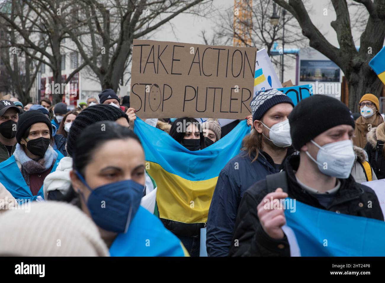 Berlin, Deutschland. 26.. Februar 2022. Proteste gegen den russischen Einmarsch in die Ukraine. Demonstranten versammelten sich am Samstag vor der russischen Botschaft in Berlin. Viele Demonstranten, die Schilder mit der Aufschrift Putin ist ein Terrorist, ein Mörder halten, beenden den Krieg, schließen den Himmel, Flugverbotszone, Waffen für die Ukraine und Verbot Russland aus Swift. Außerdem verglich mehrere Demonstranten Putin mit Hitler, nannten ihn Putler oder ließen ihn ein Hakenkreuz tragen. Die deutsche Polizei versuchte, mehrere Zeichen des Protestes zu verbieten. (Bild: © Michael Kuenne/PRESSCOV über ZUMA Press Wire) Stockfoto