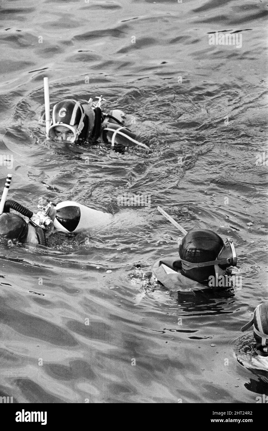Das Ausflugsboot Prince of Wales kenterte und kippte seine 39 Passagiere am 22.. Juli 1966 in die Mawddach-Mündung in Penmaenpool, Merioneth, Nordwales. Der Ausflug am Sommernachmittag wurde zu einem plötzlichen Überlebenskampf, als das Boot eine U-Drehung in Richtung eines Landungssteg machte. Der Prinz von Wales wurde gegen eine Mautbrücke gefegt. Ein Loch wurde im Boot gerissen und es sank in drei Minuten. Das führte zu 15 Todesfällen, darunter 4 Kinder. Auf dem Bild schauten die Anglermänner die Unfallstelle an. 23.. Juli 1966. Stockfoto