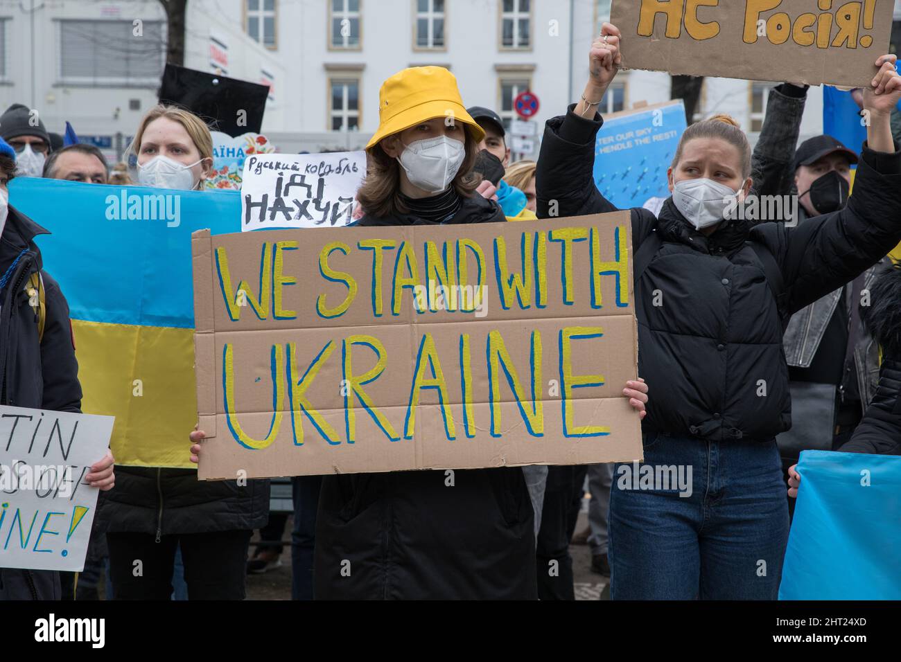 Berlin, Deutschland. 26.. Februar 2022. Proteste gegen den russischen Einmarsch in die Ukraine. Demonstranten versammelten sich am Samstag vor der russischen Botschaft in Berlin. Viele Demonstranten, die Schilder mit der Aufschrift Putin ist ein Terrorist, ein Mörder halten, beenden den Krieg, schließen den Himmel, Flugverbotszone, Waffen für die Ukraine und Verbot Russland aus Swift. Außerdem verglich mehrere Demonstranten Putin mit Hitler, nannten ihn Putler oder ließen ihn ein Hakenkreuz tragen. Die deutsche Polizei versuchte, mehrere Zeichen des Protestes zu verbieten. (Bild: © Michael Kuenne/PRESSCOV über ZUMA Press Wire) Stockfoto
