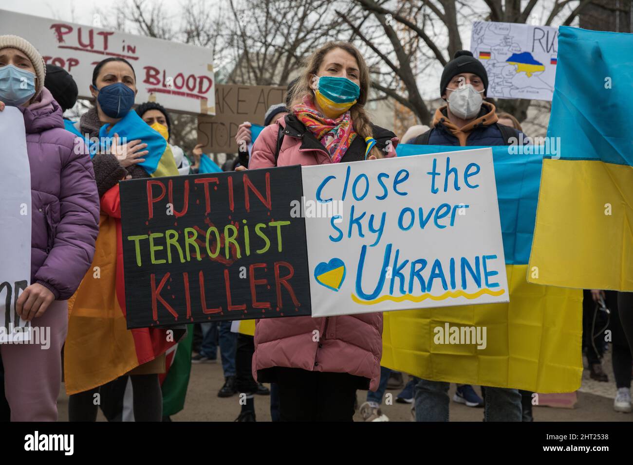 Berlin, Deutschland. 26.. Februar 2022. Proteste gegen den russischen Einmarsch in die Ukraine. Demonstranten versammelten sich am Samstag vor der russischen Botschaft in Berlin. Viele Demonstranten, die Schilder mit der Aufschrift Putin ist ein Terrorist, ein Mörder halten, beenden den Krieg, schließen den Himmel, Flugverbotszone, Waffen für die Ukraine und Verbot Russland aus Swift. Außerdem verglich mehrere Demonstranten Putin mit Hitler, nannten ihn Putler oder ließen ihn ein Hakenkreuz tragen. Die deutsche Polizei versuchte, mehrere Zeichen des Protestes zu verbieten. (Bild: © Michael Kuenne/PRESSCOV über ZUMA Press Wire) Stockfoto