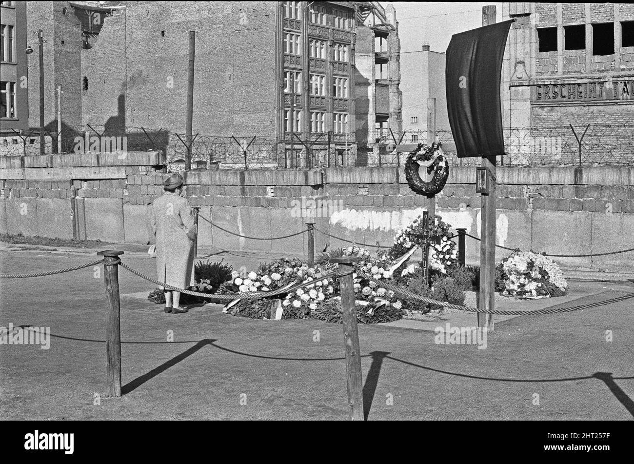 Denkmal für den Flüchtling Peter Fechter, in der Zimmerstra¿e, Berlin, in der Nähe des Checkpoint Charlie. Etwa 1965Peter Fechter ein Maurer im Alter von 18 Jahren wurde am 17.. August 1962 von DDR-Grenzsoldaten bei dem Versuch, nach West-Berlin zu überfahren, angeschossen und getötet. Er war die siebenundzwanzigste Person, die beim Versuch der Überfahrt starb. Stockfoto