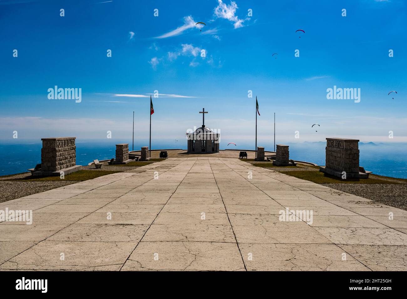 Das militärische Denkmal des Monte Grappa, Sacrario militare del monte Grappa, befindet sich auf dem Gipfel des Monte Grappa. Stockfoto