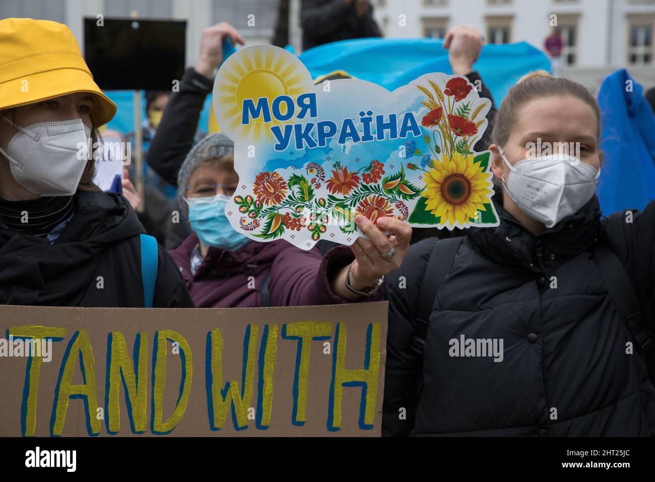 Berlin, Deutschland. 26.. Februar 2022. Proteste gegen den russischen Einmarsch in die Ukraine. Demonstranten versammelten sich am Samstag vor der russischen Botschaft in Berlin. Viele Demonstranten, die Schilder mit der Aufschrift Putin ist ein Terrorist, ein Mörder halten, beenden den Krieg, schließen den Himmel, Flugverbotszone, Waffen für die Ukraine und Verbot Russland aus Swift. Außerdem verglich mehrere Demonstranten Putin mit Hitler, nannten ihn Putler oder ließen ihn ein Hakenkreuz tragen. Die deutsche Polizei versuchte, mehrere Zeichen des Protestes zu verbieten. (Bild: © Michael Kuenne/PRESSCOV über ZUMA Press Wire) Stockfoto