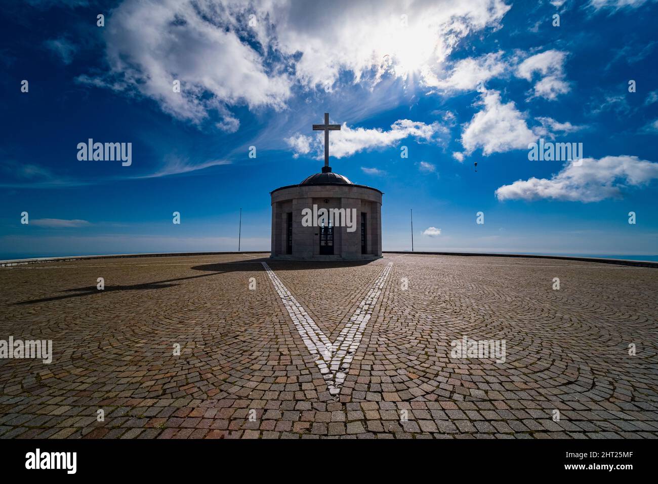 Das militärische Denkmal des Monte Grappa, Sacrario militare del monte Grappa, befindet sich auf dem Gipfel des Monte Grappa. Stockfoto