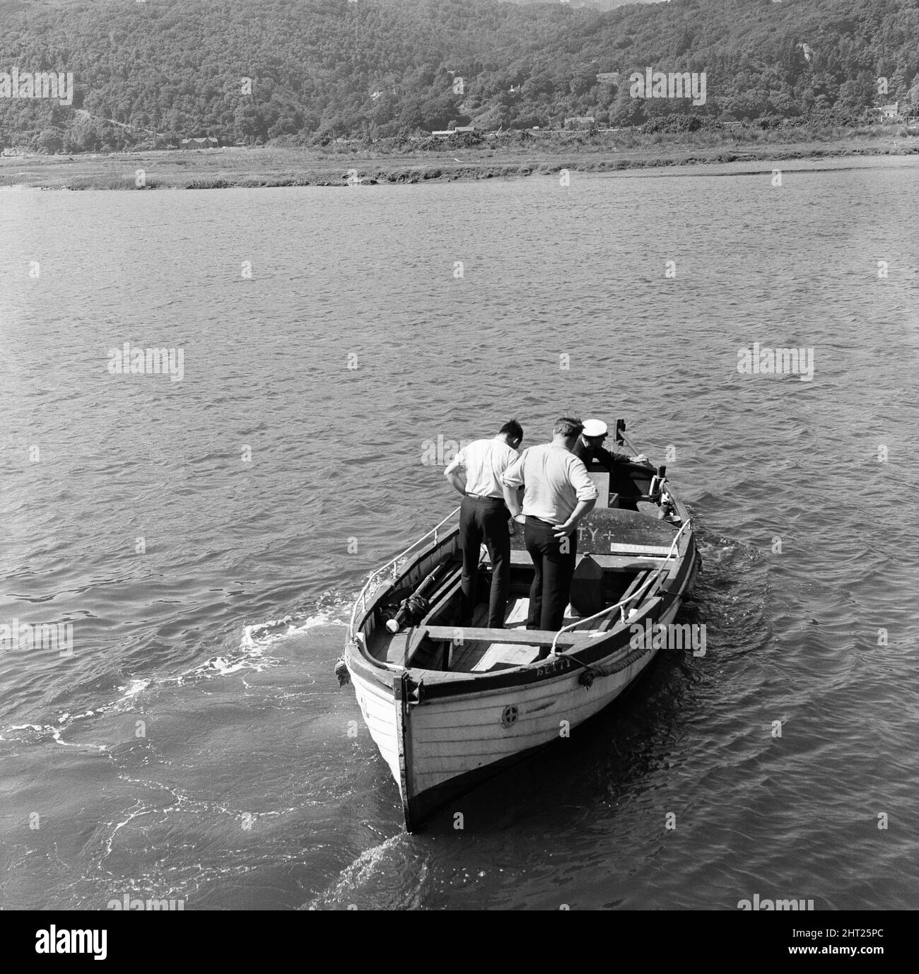 Das Ausflugsboot Prince of Wales kenterte und kippte seine 39 Passagiere am 22.. Juli 1966 in die Mawddach-Mündung in Penmaenpool, Merioneth, Nordwales. Der Ausflug am Sommernachmittag wurde zu einem plötzlichen Überlebenskampf, als das Boot eine U-Drehung in Richtung eines Landungssteg machte. Der Prinz von Wales wurde gegen eine Mautbrücke gefegt. Ein Loch wurde im Boot gerissen und es sank in drei Minuten. Das führte zu 15 Todesfällen, darunter 4 Kinder. Im Bild, die Polizei sucht nach Überlebenden. 23.. Juli 1966. Stockfoto