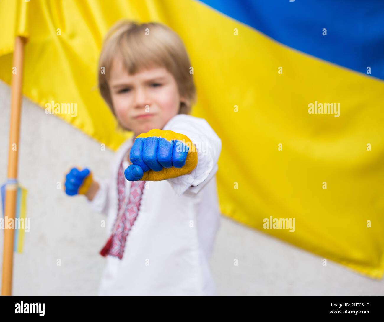 Hände weg von der Ukraine. Kinderhände sind in den Farben der ukrainischen Flagge gemalt, eine Faust vorgebracht, eine Aufforderung, den Krieg in der Ukraine zu stoppen. nationa Stockfoto