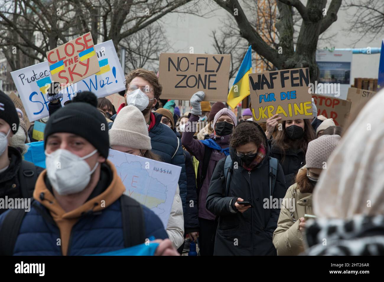 Berlin, Deutschland. 26.. Februar 2022. Proteste gegen den russischen Einmarsch in die Ukraine. Demonstranten versammelten sich am Samstag vor der russischen Botschaft in Berlin. Viele Demonstranten, die Schilder mit der Aufschrift Putin ist ein Terrorist, ein Mörder halten, beenden den Krieg, schließen den Himmel, Flugverbotszone, Waffen für die Ukraine und Verbot Russland aus Swift. Außerdem verglich mehrere Demonstranten Putin mit Hitler, nannten ihn Putler oder ließen ihn ein Hakenkreuz tragen. Die deutsche Polizei versuchte, mehrere Zeichen des Protestes zu verbieten. (Bild: © Michael Kuenne/PRESSCOV über ZUMA Press Wire) Stockfoto
