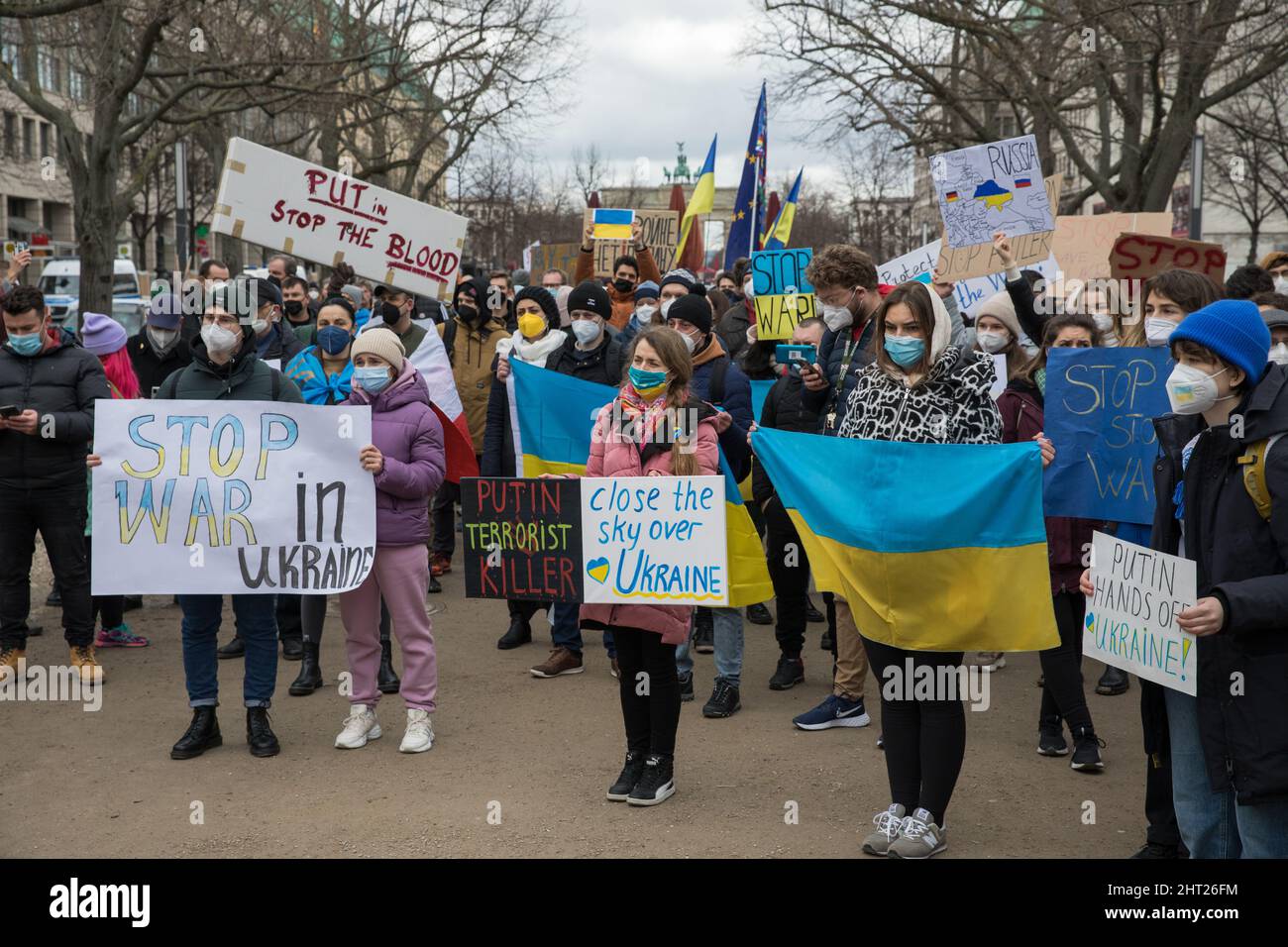 Proteste gegen den russischen Einmarsch in die Ukraine. Demonstranten versammelten sich am Samstag vor der russischen Botschaft in Berlin. Viele Demonstranten, die Schilder mit der Aufschrift Putin ist ein Terrorist, ein Mörder halten, beenden den Krieg, schließen den Himmel, Flugverbotszone, Waffen für die Ukraine und Verbot Russland aus Swift. Außerdem verglich mehrere Demonstranten Putin mit Hitler, nannten ihn Putler oder ließen ihn ein Hakenkreuz tragen. Die deutsche Polizei versuchte, mehrere Zeichen des Protestes zu verbieten. (Foto von Michael Kuenne/PRESSCOV/Sipa USA) Stockfoto