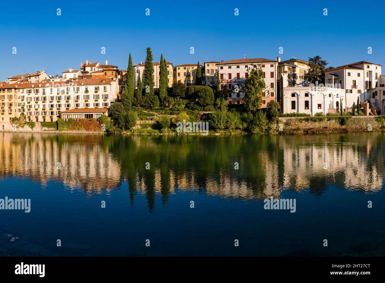 Fassaden mittelalterlicher Häuser von Bassano del Grappa, die sich im Fluss Brenta spiegeln. Stockfoto