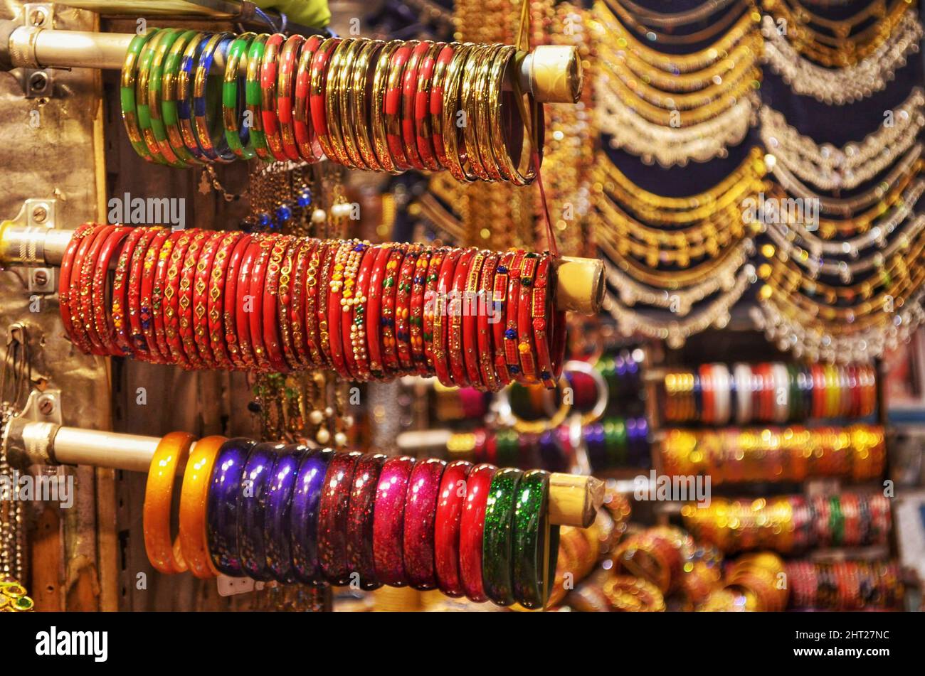 Traditionelle bunte indische Armreifen, Armbänder und Accessoires Handwerk auf dem Markt Stockfoto