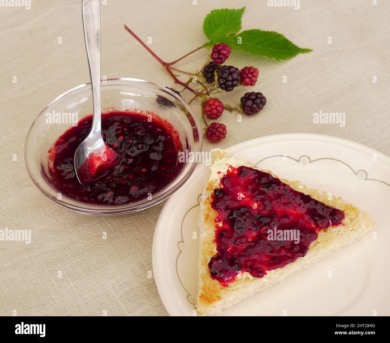 Geröstetes Brot mit Brombeermarmelade Stockfoto