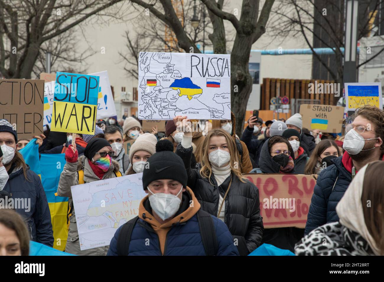 Berlin, Deutschland. 26.. Februar 2022. Proteste gegen den russischen Einmarsch in die Ukraine. Demonstranten versammelten sich am Samstag vor der russischen Botschaft in Berlin. Viele Demonstranten, die Schilder mit der Aufschrift Putin ist ein Terrorist, ein Mörder halten, beenden den Krieg, schließen den Himmel, Flugverbotszone, Waffen für die Ukraine und Verbot Russland aus Swift. Außerdem verglich mehrere Demonstranten Putin mit Hitler, nannten ihn Putler oder ließen ihn ein Hakenkreuz tragen. Die deutsche Polizei versuchte, mehrere Zeichen des Protestes zu verbieten. (Foto: Michael Kuenne/PRESSCOV/Sipa USA) Quelle: SIPA USA/Alamy Live News Stockfoto