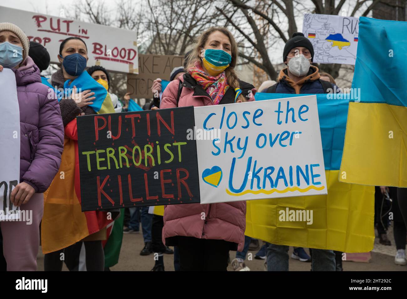 Berlin, Deutschland. 26.. Februar 2022. Proteste gegen den russischen Einmarsch in die Ukraine. Demonstranten versammelten sich am Samstag vor der russischen Botschaft in Berlin. Viele Demonstranten, die Schilder mit der Aufschrift Putin ist ein Terrorist, ein Mörder halten, beenden den Krieg, schließen den Himmel, Flugverbotszone, Waffen für die Ukraine und Verbot Russland aus Swift. Außerdem verglich mehrere Demonstranten Putin mit Hitler, nannten ihn Putler oder ließen ihn ein Hakenkreuz tragen. Die deutsche Polizei versuchte, mehrere Zeichen des Protestes zu verbieten. (Foto: Michael Kuenne/PRESSCOV/Sipa USA) Quelle: SIPA USA/Alamy Live News Stockfoto