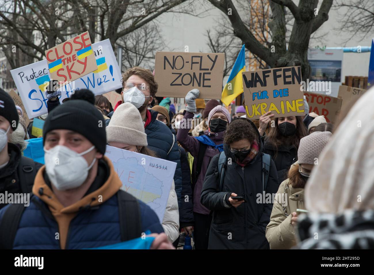 Berlin, Deutschland. 26.. Februar 2022. Proteste gegen den russischen Einmarsch in die Ukraine. Demonstranten versammelten sich am Samstag vor der russischen Botschaft in Berlin. Viele Demonstranten, die Schilder mit der Aufschrift Putin ist ein Terrorist, ein Mörder halten, beenden den Krieg, schließen den Himmel, Flugverbotszone, Waffen für die Ukraine und Verbot Russland aus Swift. Außerdem verglich mehrere Demonstranten Putin mit Hitler, nannten ihn Putler oder ließen ihn ein Hakenkreuz tragen. Die deutsche Polizei versuchte, mehrere Zeichen des Protestes zu verbieten. (Foto: Michael Kuenne/PRESSCOV/Sipa USA) Quelle: SIPA USA/Alamy Live News Stockfoto