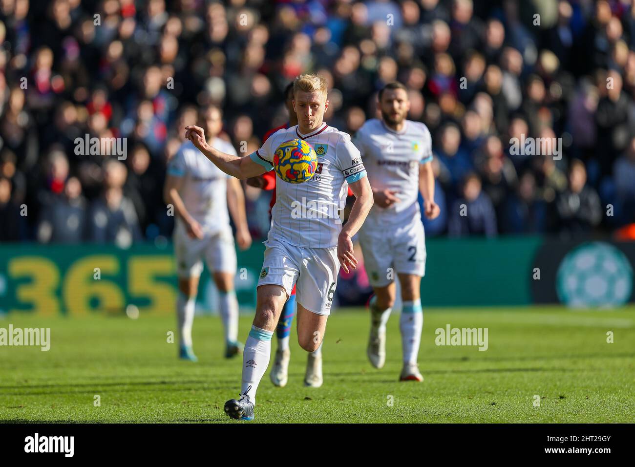 26.. Februar 2022 ; Selhurst Park, Crystal Palace, London, England; Premier League Football, Crystal Palace gegen Burnley: Ben Mee von Burnley Stockfoto