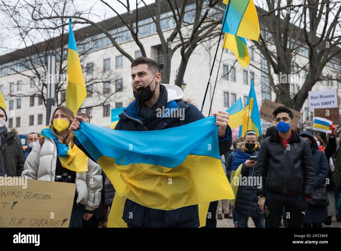 Berlin, Deutschland. 26.. Februar 2022. Proteste gegen den russischen Einmarsch in die Ukraine. Demonstranten versammelten sich am Samstag vor der russischen Botschaft in Berlin. Viele Demonstranten, die Schilder mit der Aufschrift Putin ist ein Terrorist, ein Mörder halten, beenden den Krieg, schließen den Himmel, Flugverbotszone, Waffen für die Ukraine und Verbot Russland aus Swift. Außerdem verglich mehrere Demonstranten Putin mit Hitler, nannten ihn Putler oder ließen ihn ein Hakenkreuz tragen. Die deutsche Polizei versuchte, mehrere Zeichen des Protestes zu verbieten. (Foto: Michael Kuenne/PRESSCOV/Sipa USA) Quelle: SIPA USA/Alamy Live News Stockfoto