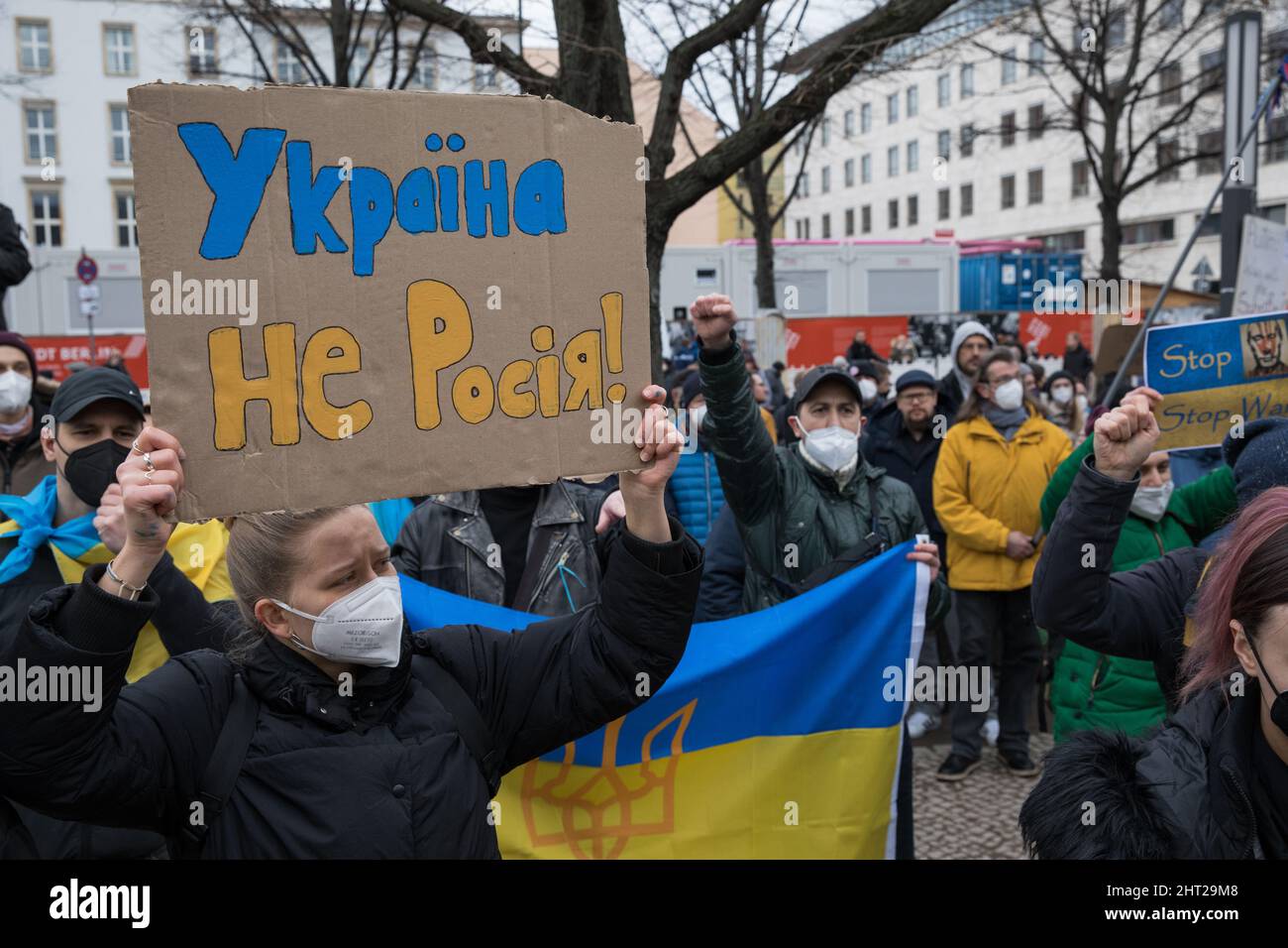 Berlin, Deutschland. 26.. Februar 2022. Proteste gegen den russischen Einmarsch in die Ukraine. Demonstranten versammelten sich am Samstag vor der russischen Botschaft in Berlin. Viele Demonstranten, die Schilder mit der Aufschrift Putin ist ein Terrorist, ein Mörder halten, beenden den Krieg, schließen den Himmel, Flugverbotszone, Waffen für die Ukraine und Verbot Russland aus Swift. Außerdem verglich mehrere Demonstranten Putin mit Hitler, nannten ihn Putler oder ließen ihn ein Hakenkreuz tragen. Die deutsche Polizei versuchte, mehrere Zeichen des Protestes zu verbieten. (Foto: Michael Kuenne/PRESSCOV/Sipa USA) Quelle: SIPA USA/Alamy Live News Stockfoto